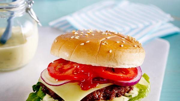 Party-Cheeseburger mit selbstgemachter Soße Rezept - Foto: House of Food / Bauer Food Experts KG