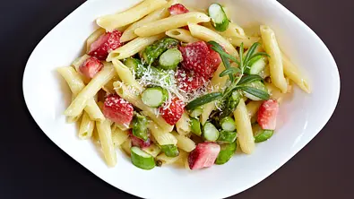 Pasta Al Romanoff Rezept - Foto: LECKER @ Bauer Media Group