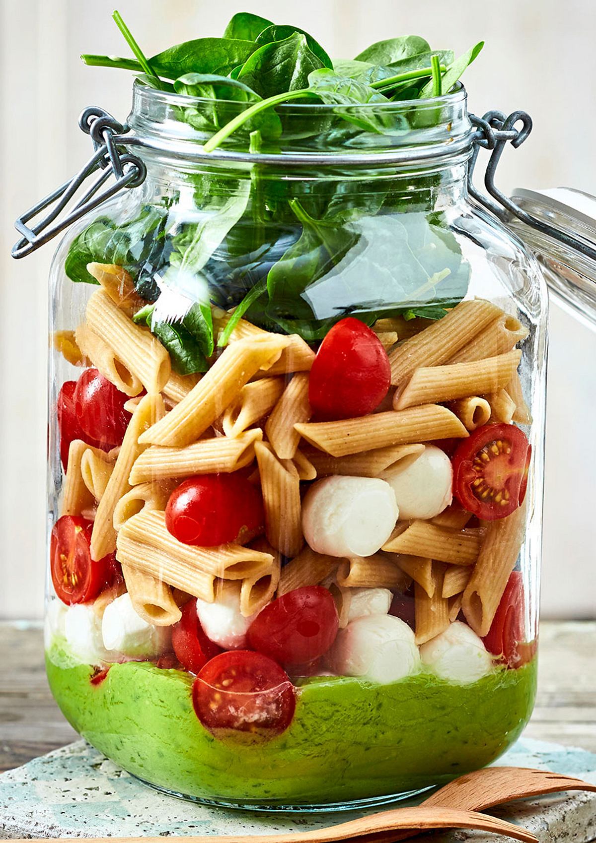 Pasta „Caprese“ to go mit Avocado-Dressing Rezept