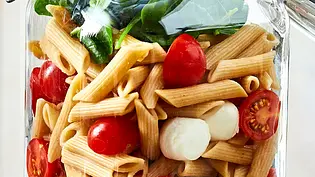 Pasta „Caprese“ to go mit Avocado-Dressing Rezept - Foto: LECKER @ Bauer Media Group Pasta „Caprese“ to go mit Avocado-Dressing Rezept - Foto: LECKER @ Bauer Media Group