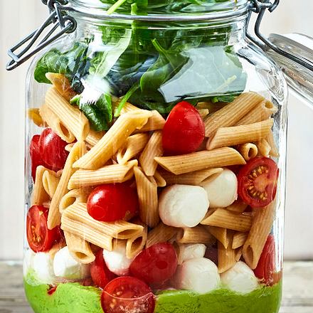 Pasta „Caprese“ to go mit Avocado-Dressing Rezept