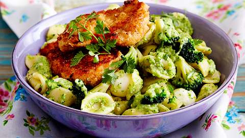Pasta mit Brokkolipesto und Minischnitzeln Rezept - Foto: House of Food / Bauer Food Experts KG