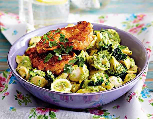 Pasta mit Brokkolipesto und Minischnitzeln Rezept Pasta mit Brokkolipesto und Minischnitzeln Rezept