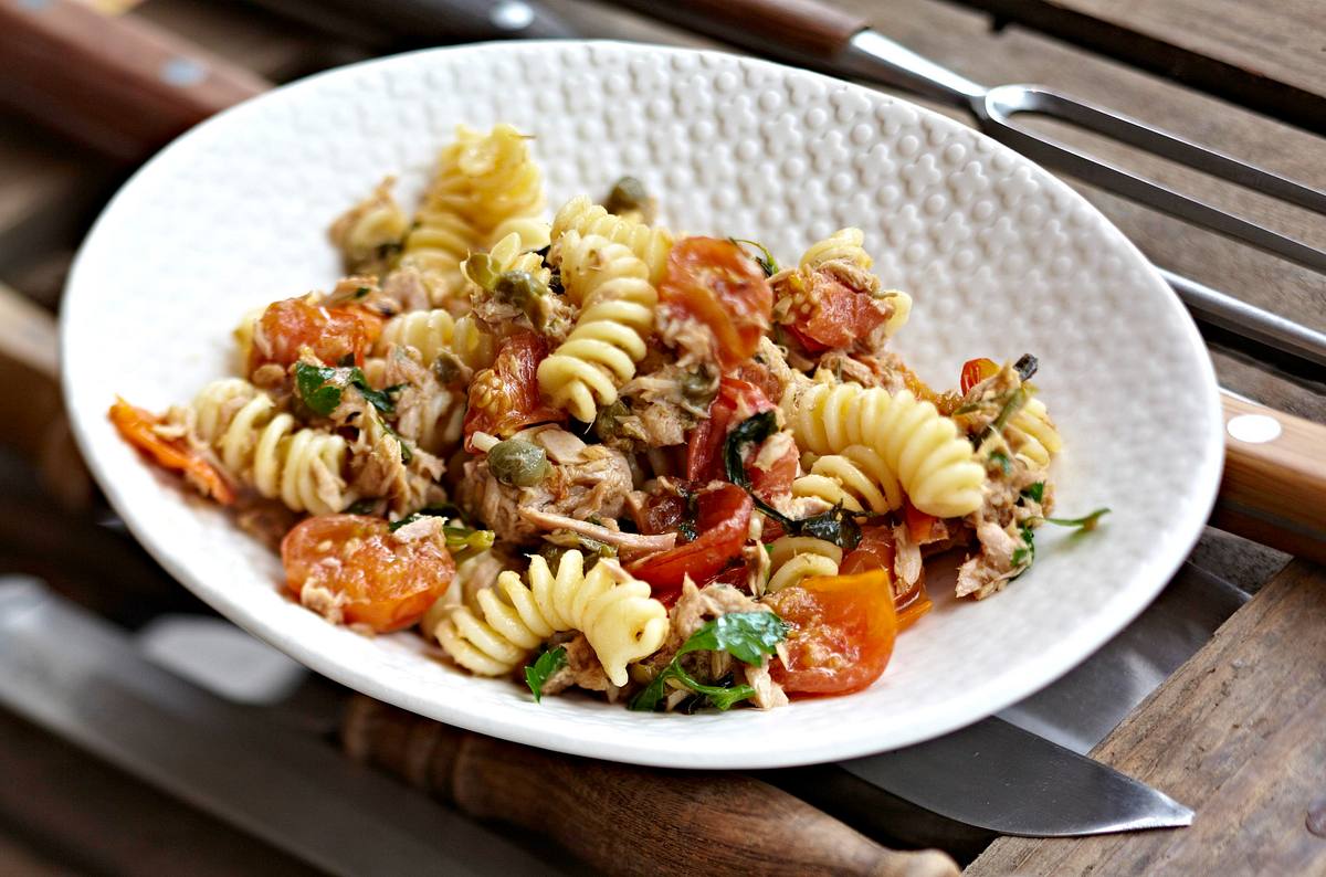 Pasta mit geschmolzenen Tomaten und Thunfisch Rezept