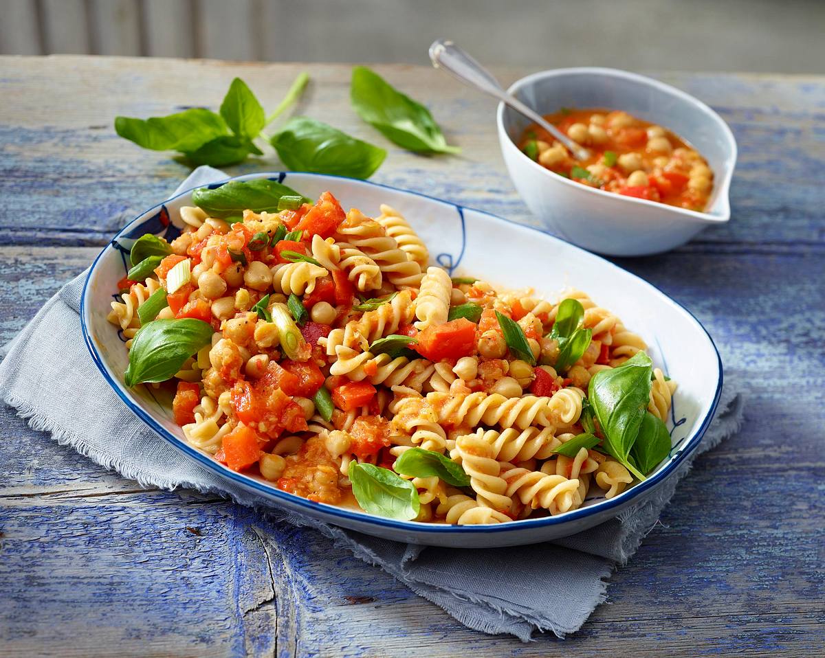 Pasta mit Paprika-Sugo und Kichererbsen Rezept