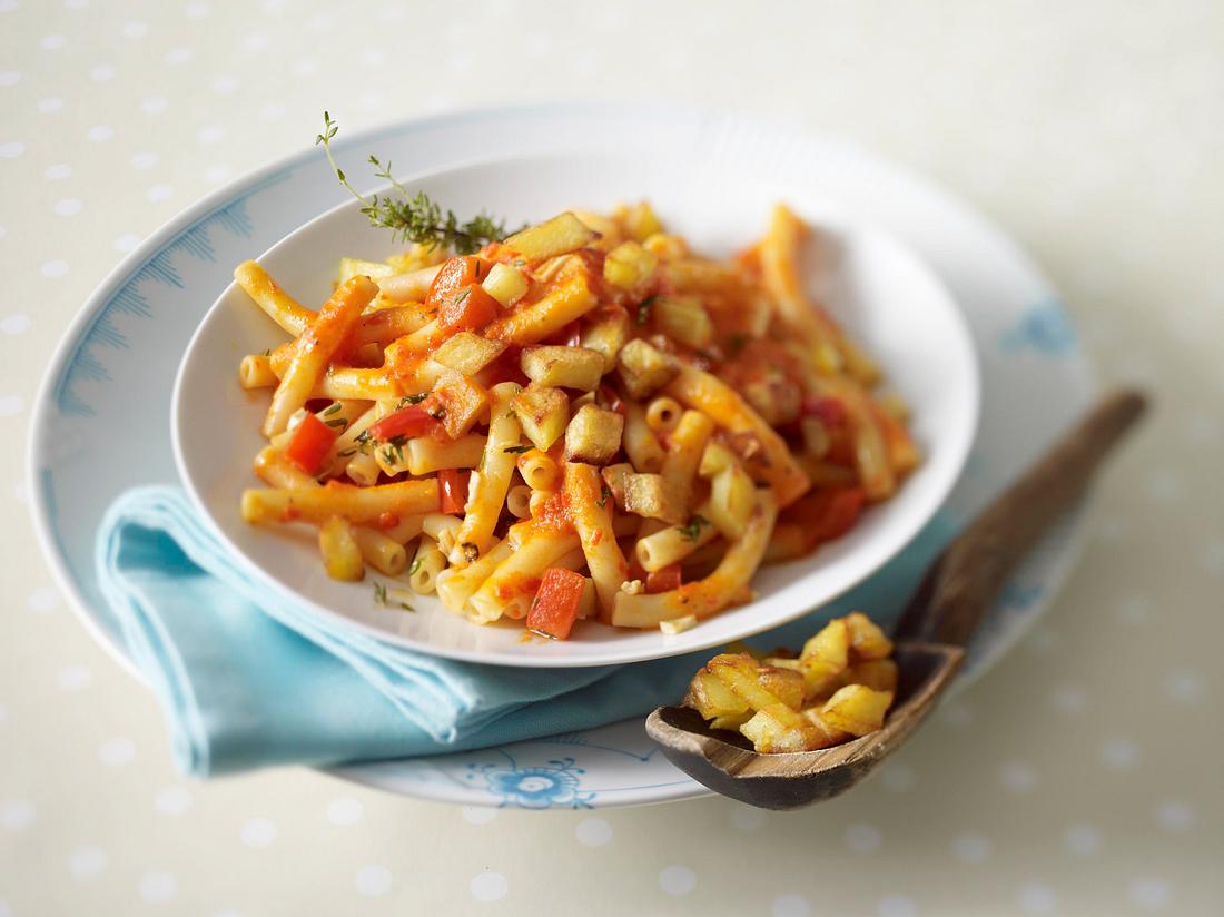 Pasta mit Paprikasoße und Kartoffelcroûtons Rezept | LECKER