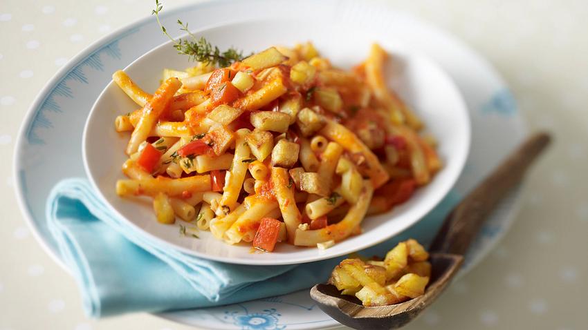 Pasta mit Paprikasoße und Kartoffelcroûtons Rezept - Foto: House of Food / Bauer Food Experts KG