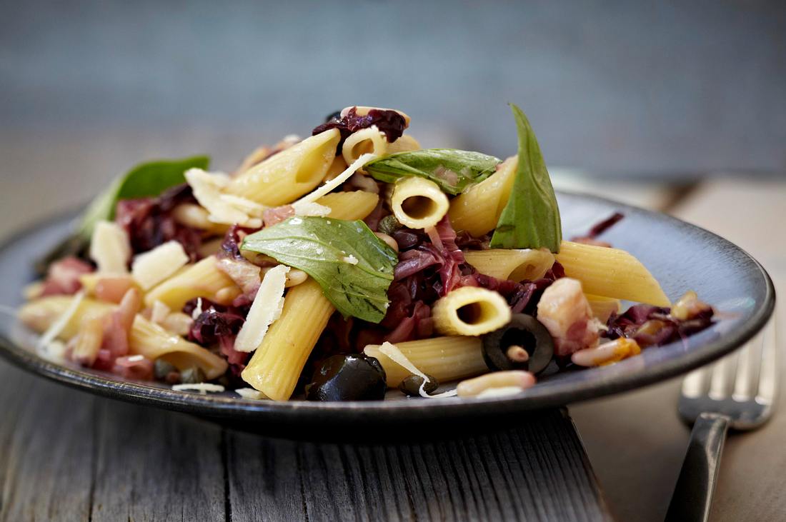 Pasta mit Radicchio und Orangen-Kapern-Soße Rezept | LECKER