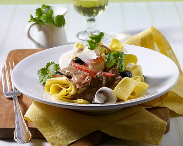 Pasta mit Rinderfiletstreifen, Oliven und Tomaten Rezept Pasta mit Rinderfiletstreifen, Oliven und Tomaten Rezept