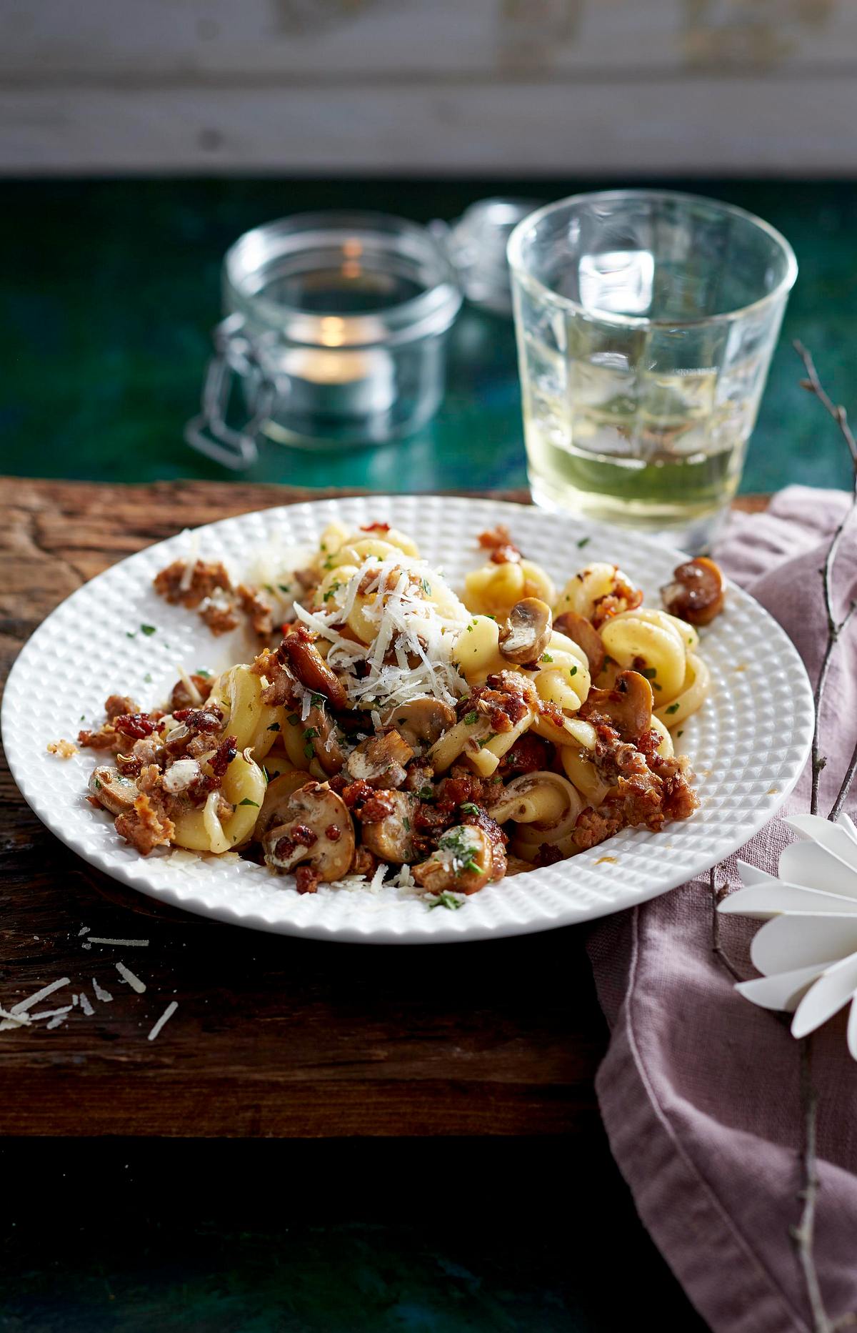 Pasta mit Salsicce und Pilzen in Marsalasahne Rezept