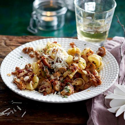 Pasta mit Salsicce und Pilzen in Marsalasahne Rezept