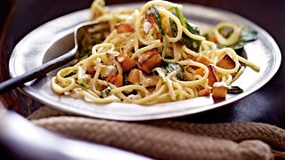 Pasta mit Spinat, Süßkartoffelwürfeln und Ziegenfrischkäse Rezept - Foto: House of Food / Bauer Food Experts KG