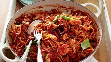 Pasta mit Tomaten-Thunfisch-Sugo Rezept - Foto: LECKER @ Bauer Media Group Pasta mit Tomaten-Thunfisch-Sugo Rezept - Foto: LECKER @ Bauer Media Group