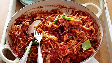Pasta mit Tomaten-Thunfisch-Sugo Rezept - Foto: LECKER @ Bauer Media Group