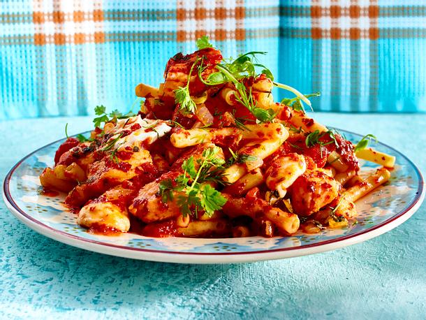 Pasta mit Tomatencreme und Lachs Rezept Pasta mit Tomatencreme und Lachs Rezept