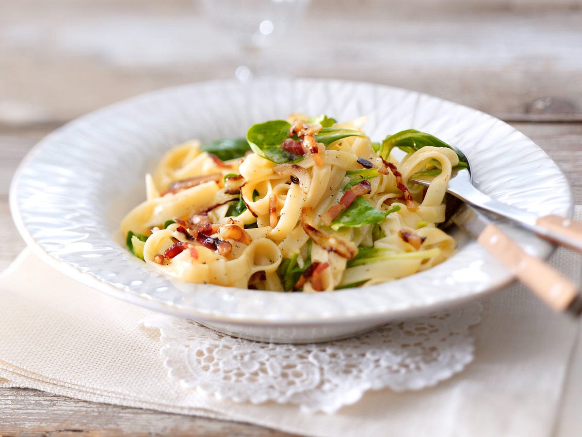 Pasta mit Vanille-Carbonara und Feldsalat Rezept