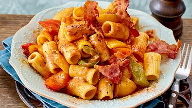 Pasta Peperone mit Speckfleckerln Rezept - Foto: LECKER @ Bauer Media Group