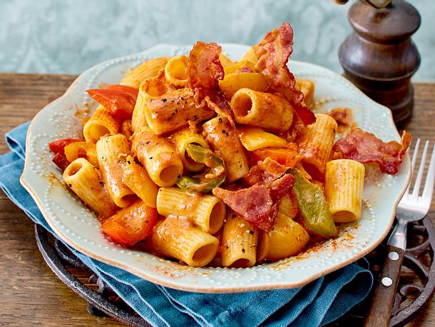 Pasta Peperone mit Speckfleckerln Rezept Pasta Peperone mit Speckfleckerln Rezept