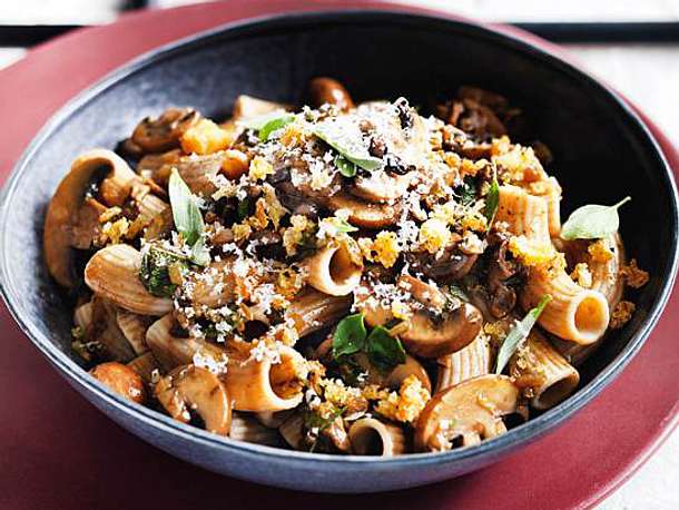 Pasta pronto mit Pilzen und Kräuterbröseln Rezept Pasta pronto mit Pilzen und Kräuterbröseln Rezept