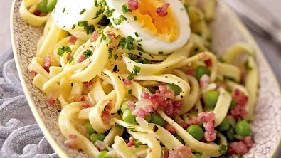 Pasta Pronto mit Pfefferbutter und Ei Rezept - Foto: LECKER @ Bauer Media Group