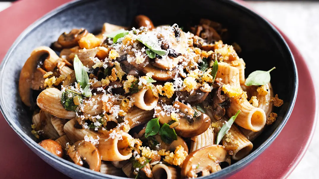 Pasta pronto mit Pilzen und Kräuterbröseln Rezept - Foto: LECKER @ Bauer Media Group