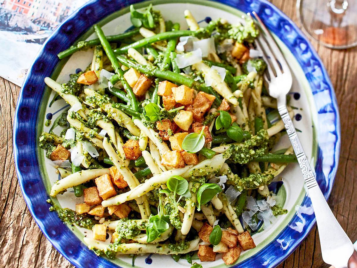 Pasta-Salat mit Kartoffelcroutons Rezept