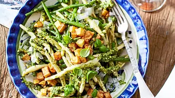 Pasta-Salat mit Kartoffelcroutons Rezept - Foto: LECKER @ Bauer Media Group Pasta-Salat mit Kartoffelcroutons Rezept - Foto: LECKER @ Bauer Media Group