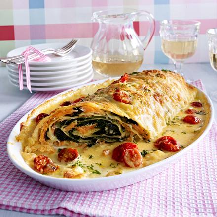 Pastarolle mit Räucherlachs-Spinat-Füllung Rezept Pastarolle mit Räucherlachs-Spinat-Füllung Rezept