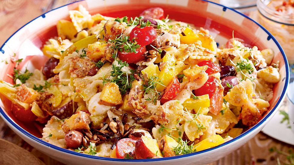 Bunter Nudelsalat in großer Schüssel mit Farfalle Nudeln, Tomaten und cremigen Dressing. - Foto: House of Food / Bauer Food Experts KG