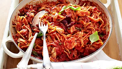 Spaghetti in cremiger Tomatensoße in einer Pfanne angerichtet. - Foto: LECKER @ Bauer Media Group