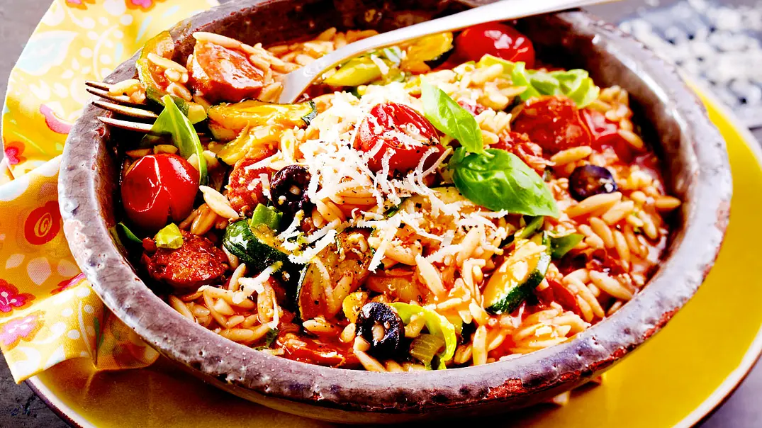 Pastasotto mit Chorizo und Zucchini Rezept - Foto: LECKER @ Bauer Media Group Pastasotto mit Chorizo und Zucchini Rezept - Foto: LECKER @ Bauer Media Group