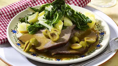 Pasticada (Dalmatinischer Rinderbraten) mit Mangold und Salzkartoffeln - Foto: LECKER @ Bauer Media Group
