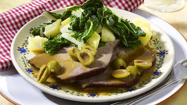 Pasticada (Dalmatinischer Rinderbraten) mit Mangold und Salzkartoffeln - Foto: LECKER @ Bauer Media Group