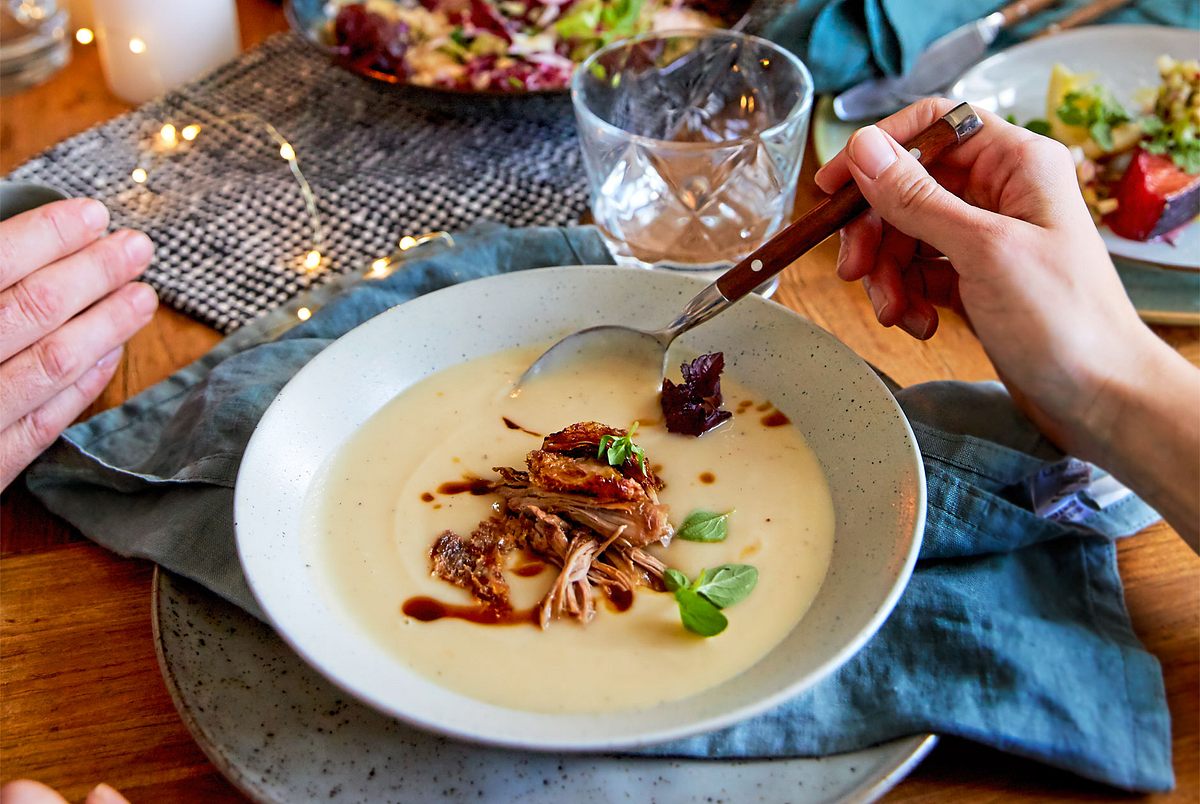 Pastinaken-Birnen-Süppchen mit Pulled Ente Rezept