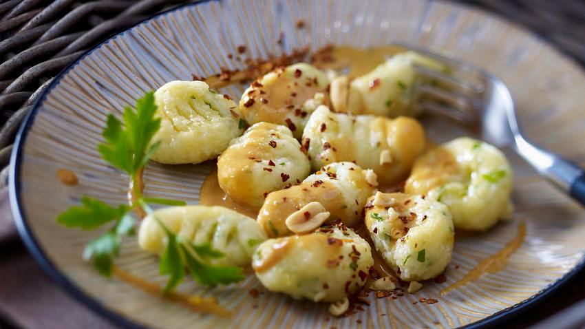 Pastinaken-Gnocchi mit Petersilie und roter Currysoße Rezept - Foto: House of Food / Bauer Food Experts KG