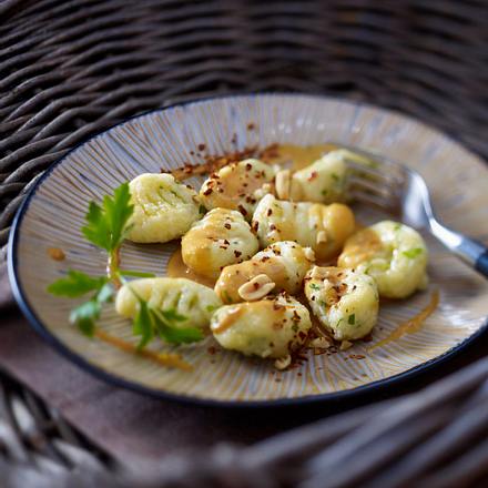 Pastinaken-Gnocchi mit Petersilie und roter Currysoße Rezept Pastinaken-Gnocchi mit Petersilie und roter Currysoße Rezept