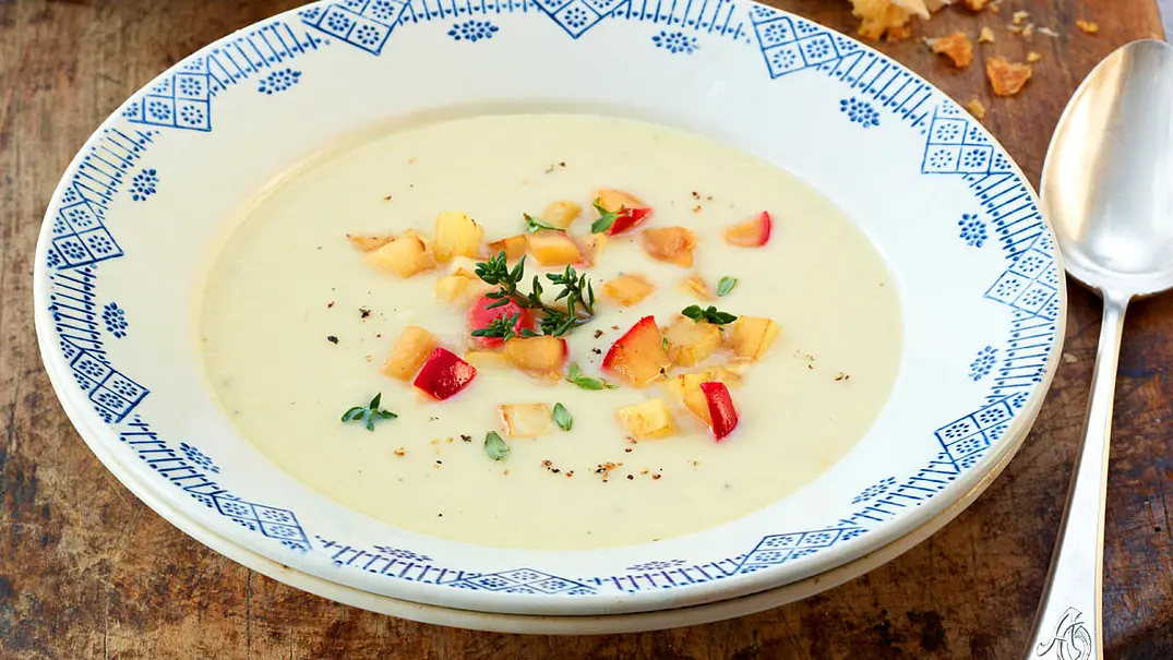Pastinakencremesuppe mit Apfelgröstl Rezept - Foto: LECKER @ Bauer Media Group
