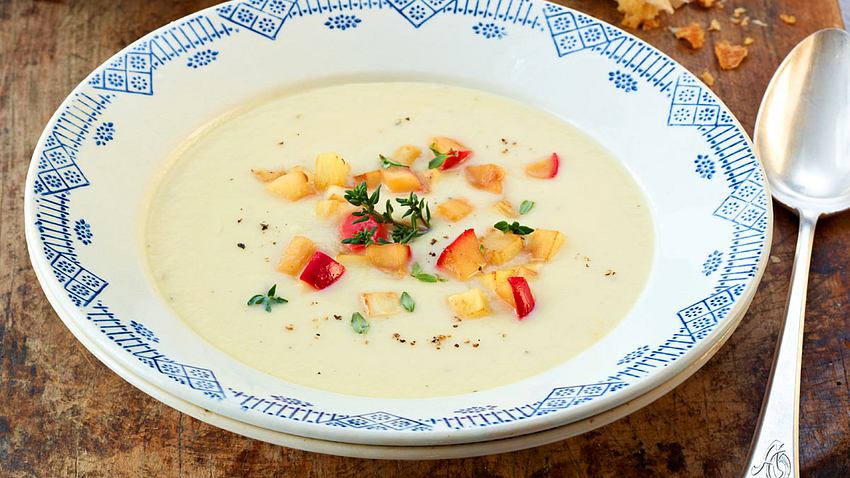 Pastinakencremesuppe mit Apfelgröstl Rezept - Foto: House of Food / Bauer Food Experts KG