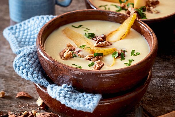 Pastinakensüppchen mit Birne und Walnuss Rezept Pastinakensüppchen mit Birne und Walnuss Rezept