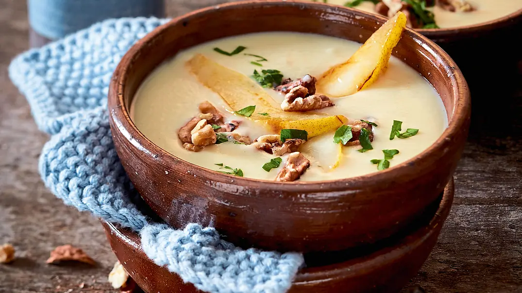 Pastinakensüppchen mit Birne und Walnuss Rezept - Foto: LECKER @ Bauer Media Group Pastinakensüppchen mit Birne und Walnuss Rezept - Foto: LECKER @ Bauer Media Group