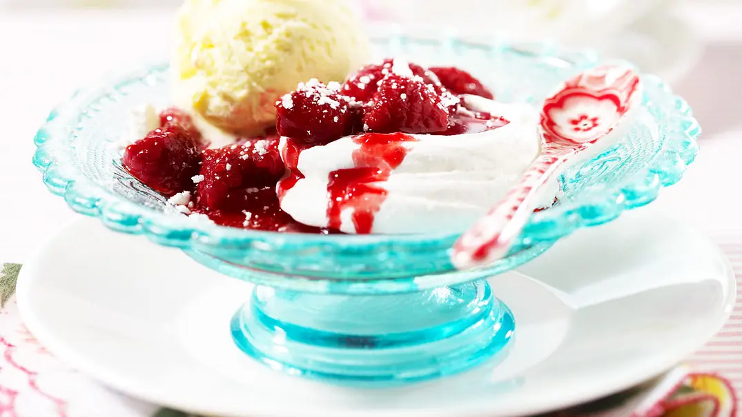 Pavlova mit Eis und heißen Himbeeren Rezept - Foto: LECKER @ Bauer Media Group Pavlova mit Eis und heißen Himbeeren Rezept - Foto: LECKER @ Bauer Media Group