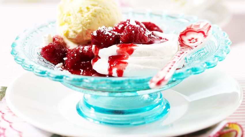 Pavlova mit Eis und heißen Himbeeren Rezept - Foto: House of Food / Bauer Food Experts KG