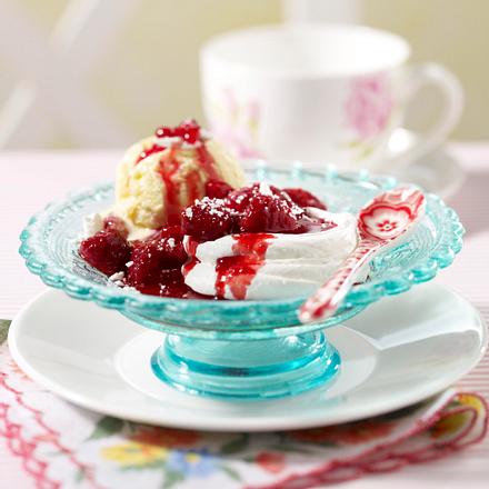 Pavlova mit Eis und heißen Himbeeren Rezept