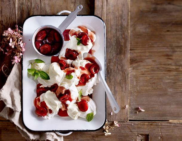 Pavlova mit Pflaumen Rezept Pavlova mit Pflaumen Rezept
