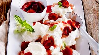 Pavlova mit Pflaumen Rezept - Foto: House of Food / Bauer Food Experts KG