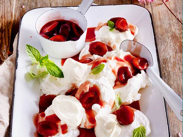 Pavlova mit Pflaumen Rezept Pavlova mit Pflaumen Rezept