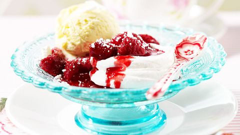 Pavlova mit Eis und heißen Himbeeren