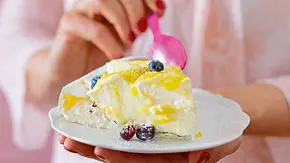 Pavlova-Wölkchen mit Zitrus-Kick Rezept - Foto: LECKER @ Bauer Media Group Pavlova-Wölkchen mit Zitrus-Kick Rezept - Foto: LECKER @ Bauer Media Group