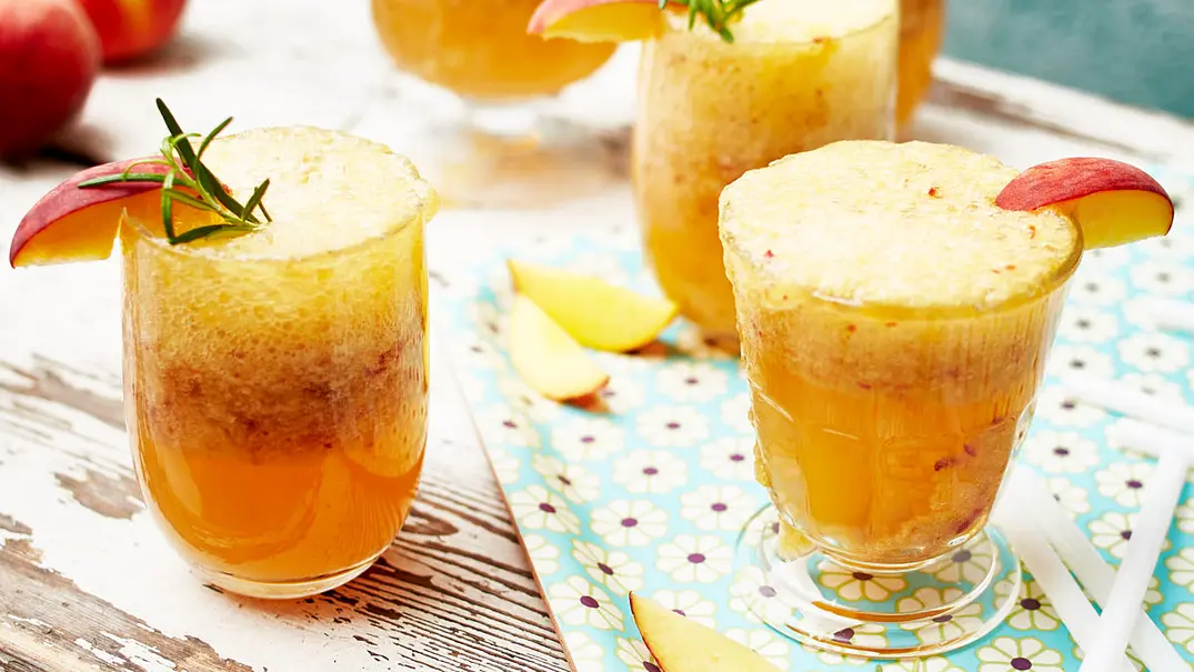 Peach-Summer-Fizz Rezept - Foto: LECKER @ Bauer Media Group Peach-Summer-Fizz Rezept - Foto: LECKER @ Bauer Media Group