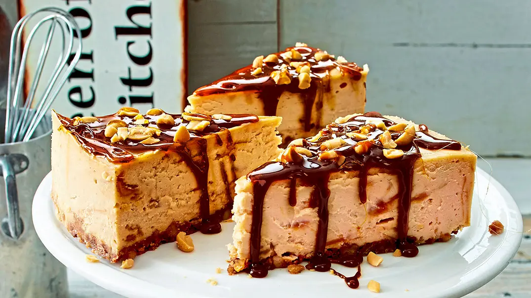 Peanut Butter Cheesecake mit Schokosößchen Rezept - Foto: LECKER @ Bauer Media Group Peanut Butter Cheesecake mit Schokosößchen Rezept - Foto: LECKER @ Bauer Media Group
